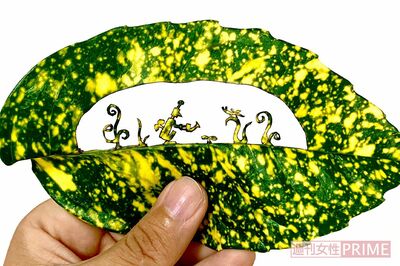 スペインのアーティストに触発され、リトさんが初めて作った葉っぱ切り絵作品。この当時から「ストーリーを描く」ことを心がけていた