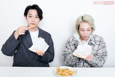 「ミートソースたっぷりのモスバーガー」食べ方2：残ったソースはポテトにつけて　撮影／山田智絵