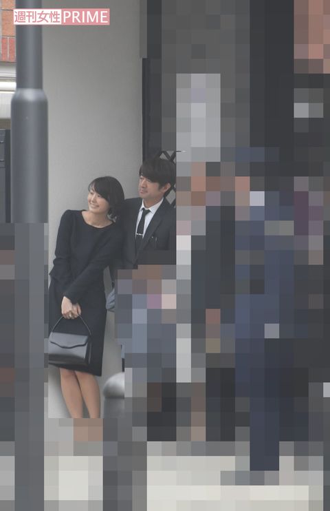 小学校の入学式で記念撮影をする大竹と中村。大竹はノーメガネだ