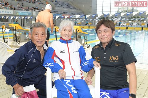 宏行さん（左）、澤田コーチ（右）に支えられ、来年も世界新記録を目指す