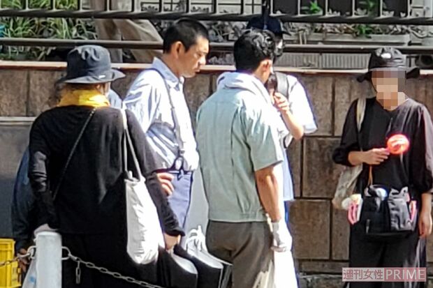 映画撮影現場で険しい顔をしていた博多華丸