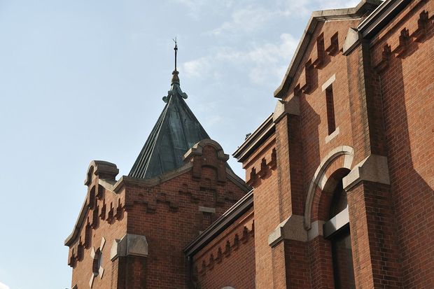 『写真集　美しい刑務所　明治の名煉瓦建築 奈良少年刑務所』（西日本出版社）より庁舎