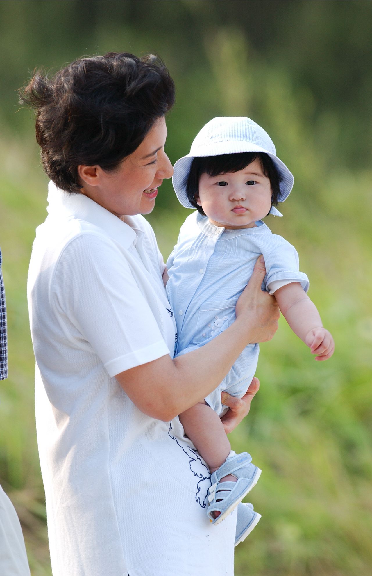 '02年8月（8か月）須崎御用邸で。ロンパースにはうさぎの刺しゅう。帽子、靴までそろったワントーンコーデが可愛くもシック（撮影／JMPA）