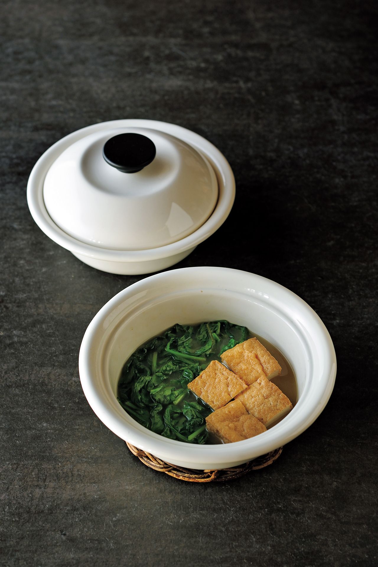 最近購入した「ココナベ」（下）は1人分のうどんやラーメンを作るのに重宝している　写真提供／長谷川 潤（書籍『85歳現役、暮らしの中心は台所』より）