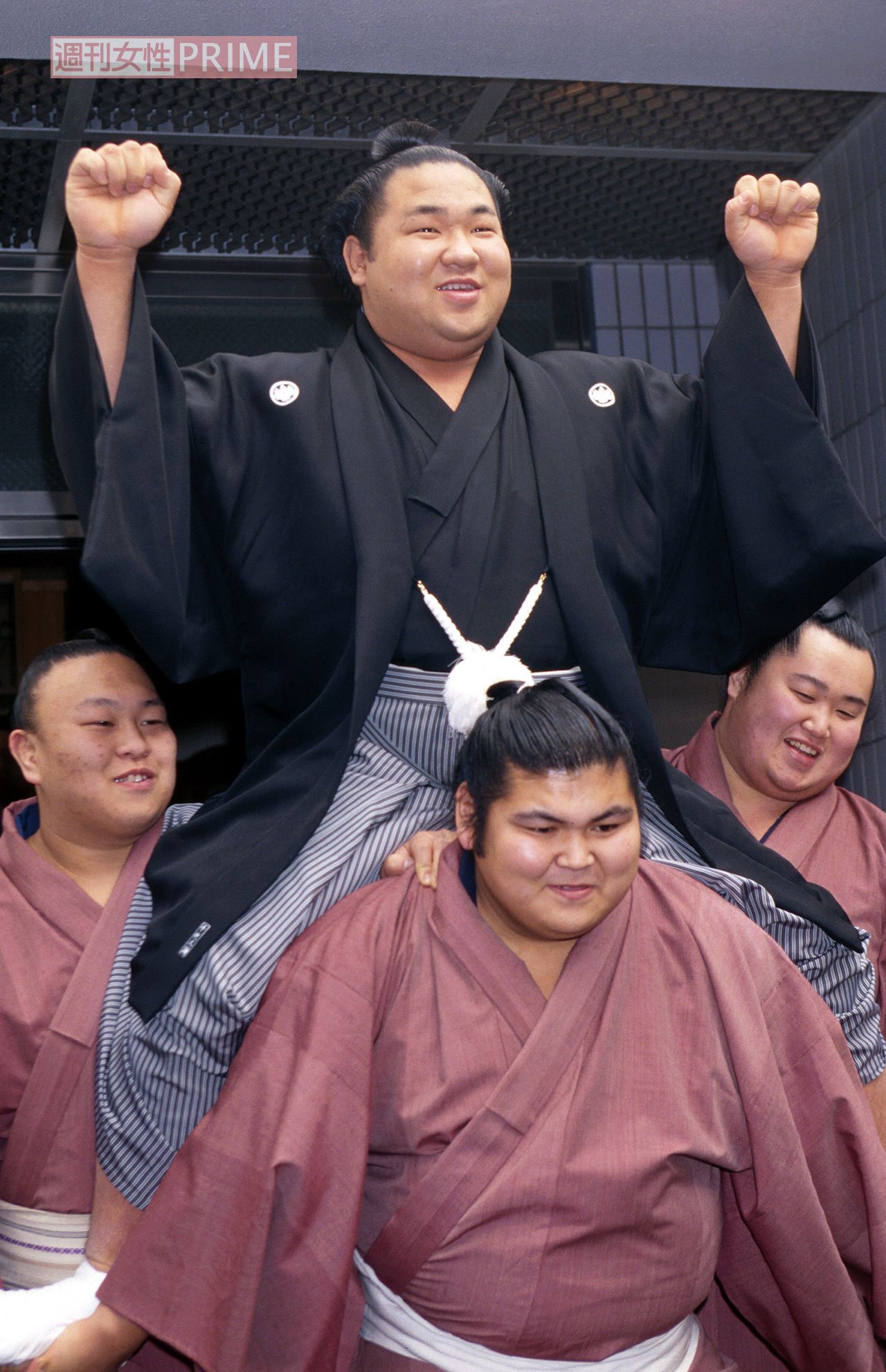 '99年1月、担がれて大関昇進を祝福される千代大海当時の九重親方