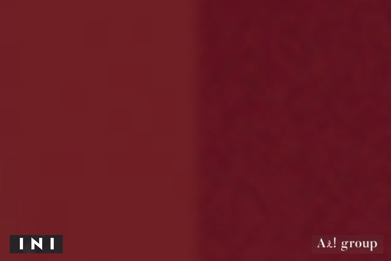 CDデザイン背景の色も酷似（左がINI、右がAぇ!group）