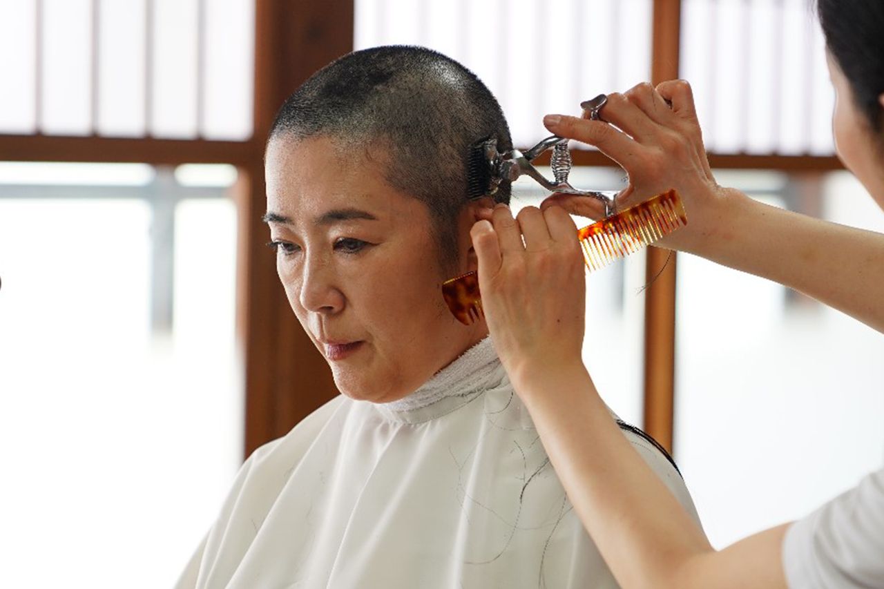 役作りのため頭を剃る寺島。これまでもヌードシーンに挑戦するなど身体を張った演技が評価されている