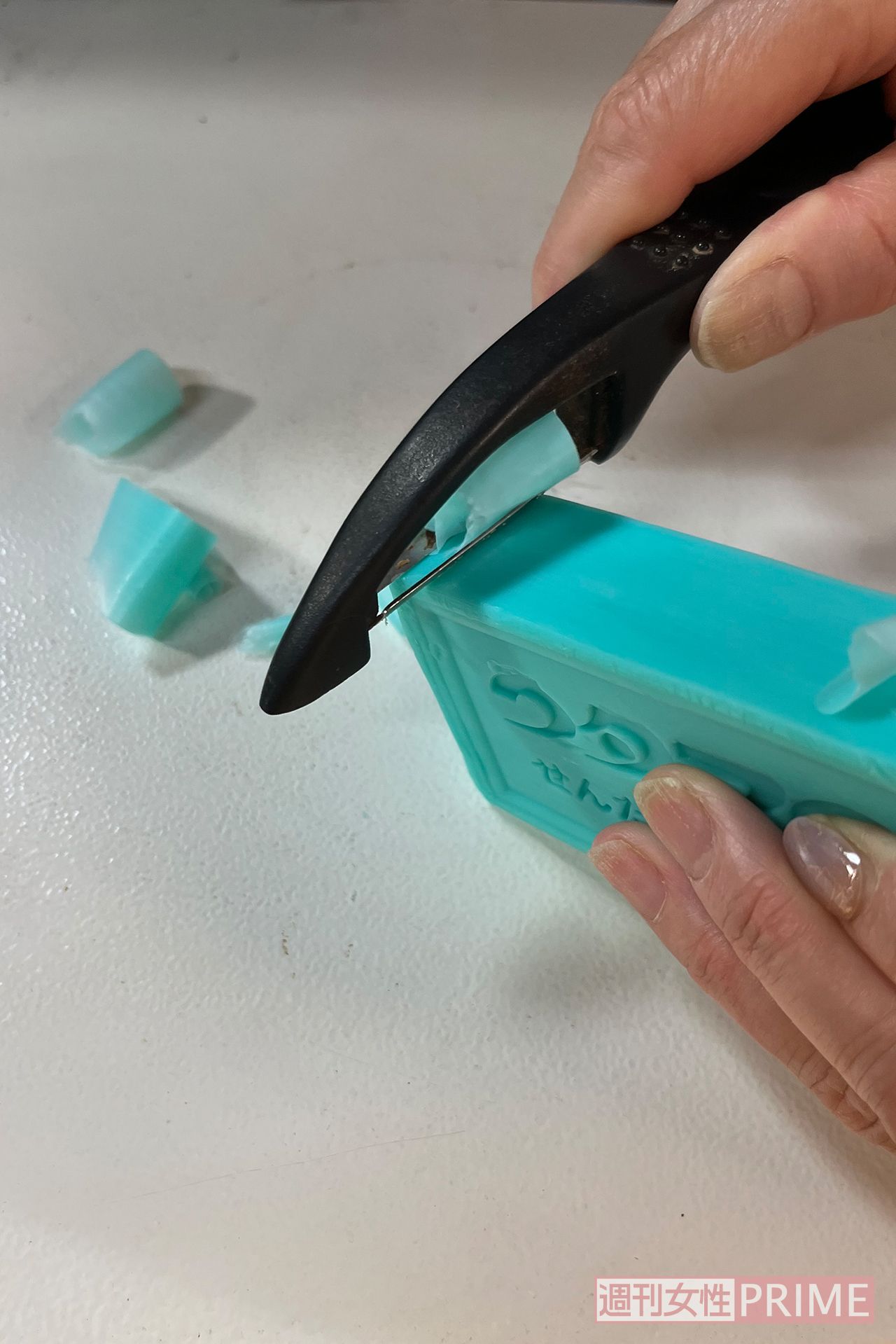 ピーラーで薄くスライスして使いやすく