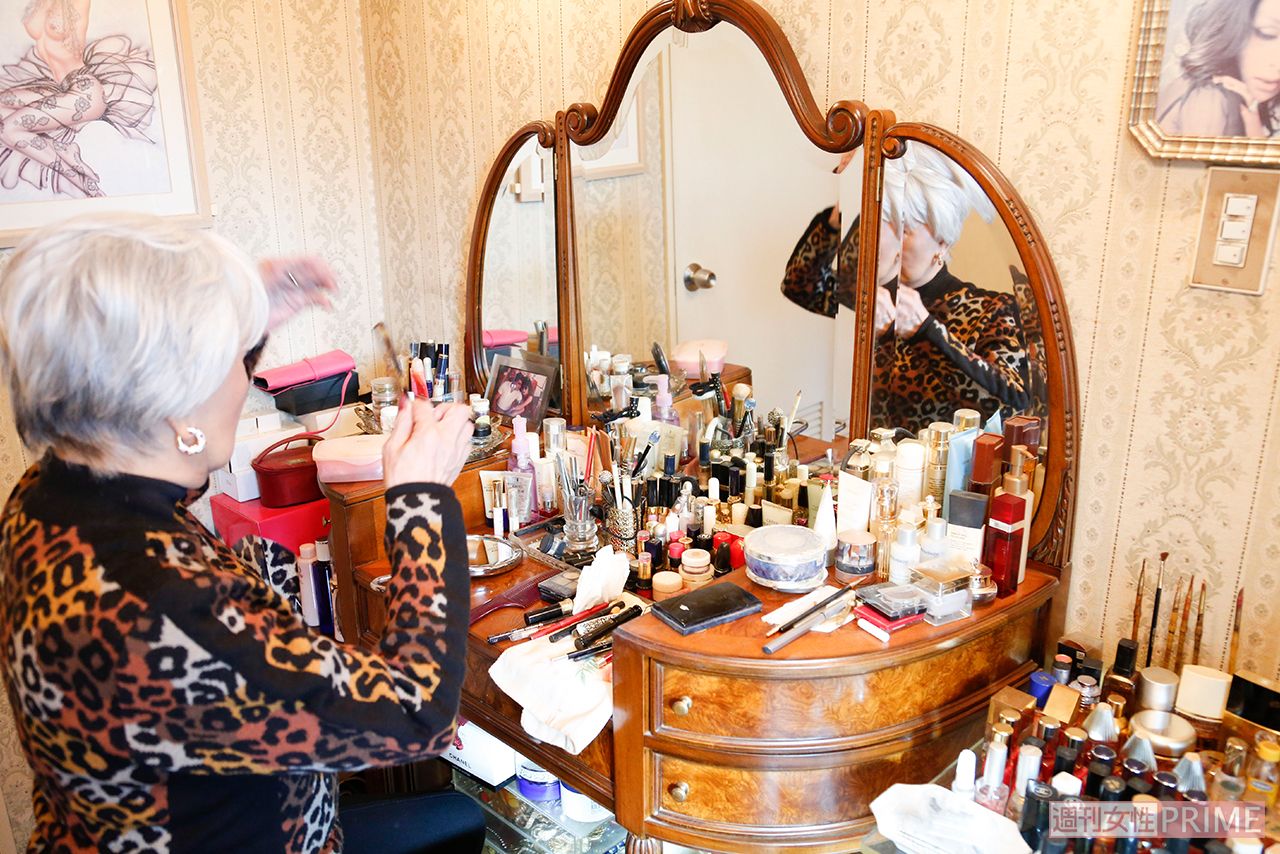 化粧品がたくさん並べられた鏡台