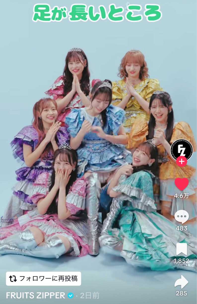 櫻井優衣が中央のメンバー・真中まなの脚を広げてパニエが見えている瞬間（公式TikTokより） 