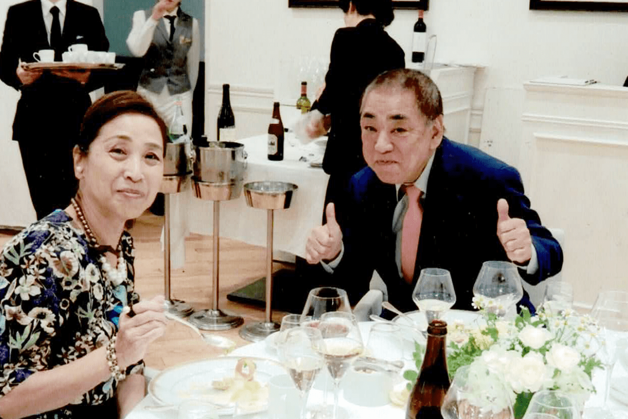 とみ子夫人の前ではいつでも子ども。サムズアップでポーズを決め、はしゃぐ好楽