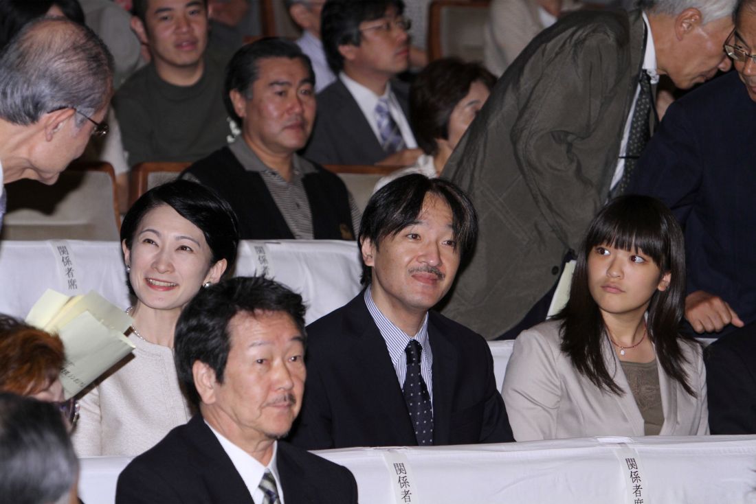 '11年9月　東京・国立劇場にて、岩手・遠野市主催「文化による復興支援」に出席された秋篠宮ご夫妻と眞子さま。未来につながる文化支援が期待される