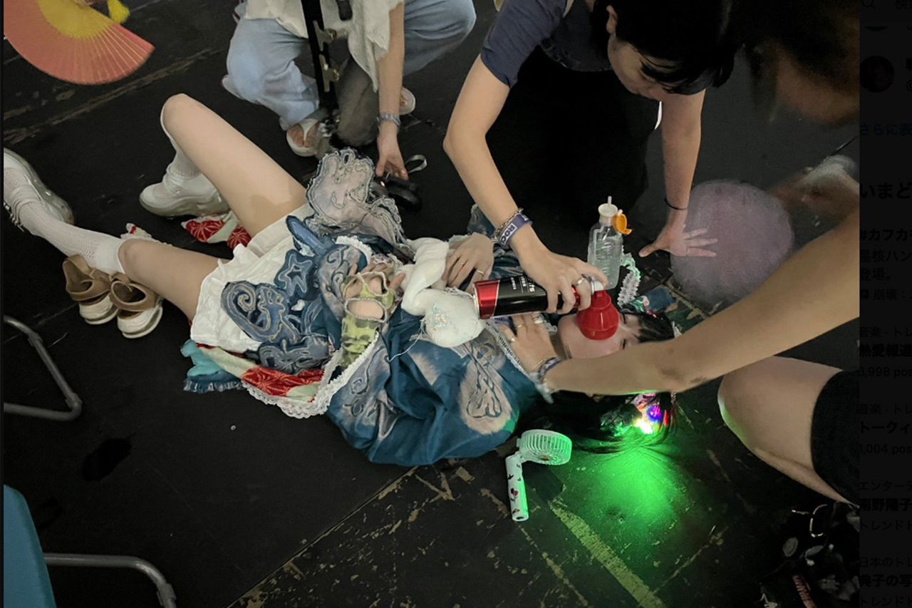 ステージ裏で倒れ込むあのちゃん。酸素ボンベを吸入していて…（スタッフの公式ツイッターより）
