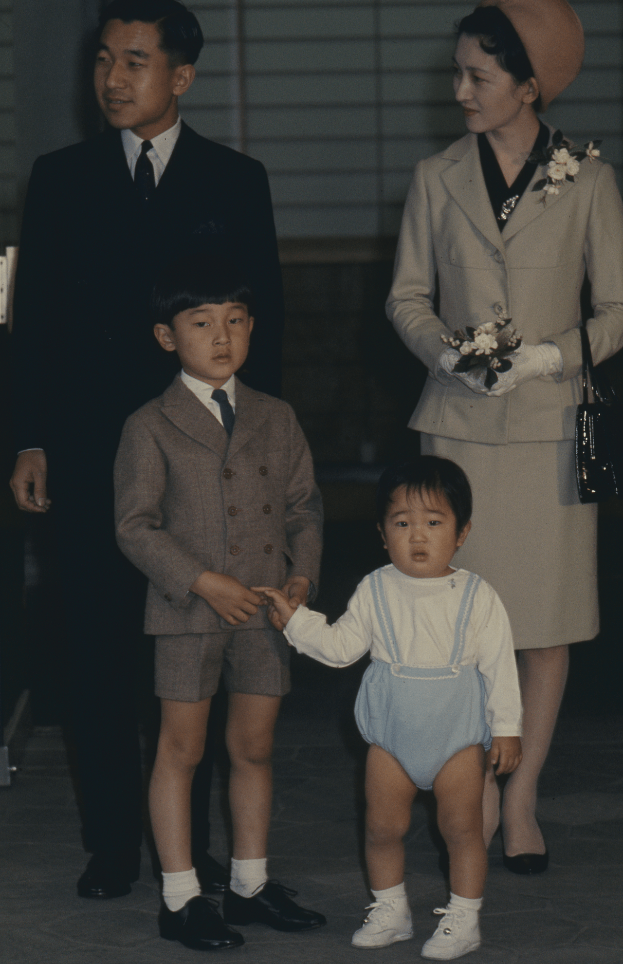 お子さまたちに見送られ、中南米訪問に出発する上皇（当時、皇太子）ご夫妻。幼い秋篠宮さまが泣き出す場面も（1967年5月9日）