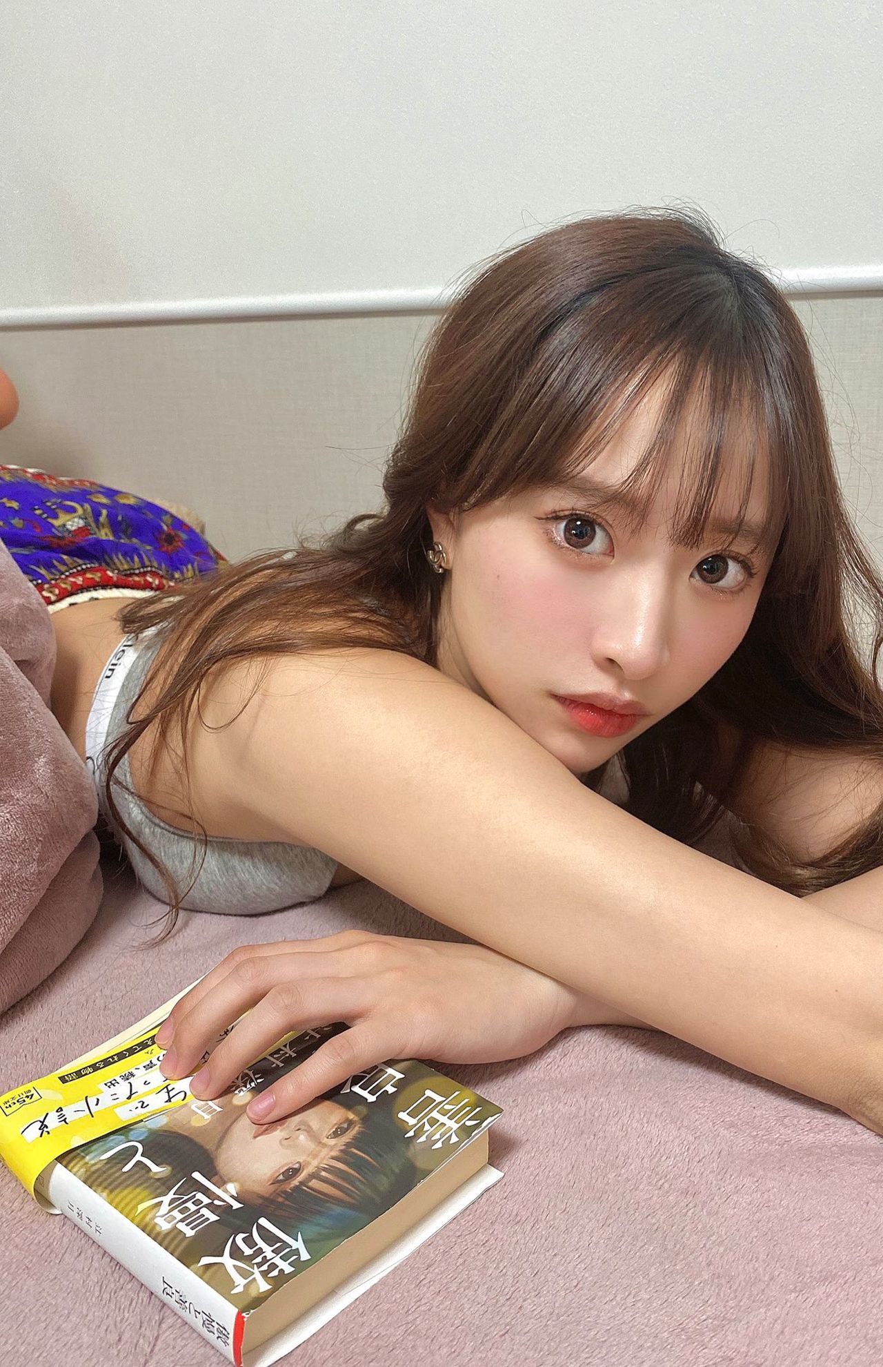 ラフな姿を映した写真もアップする（本人公式Xより）