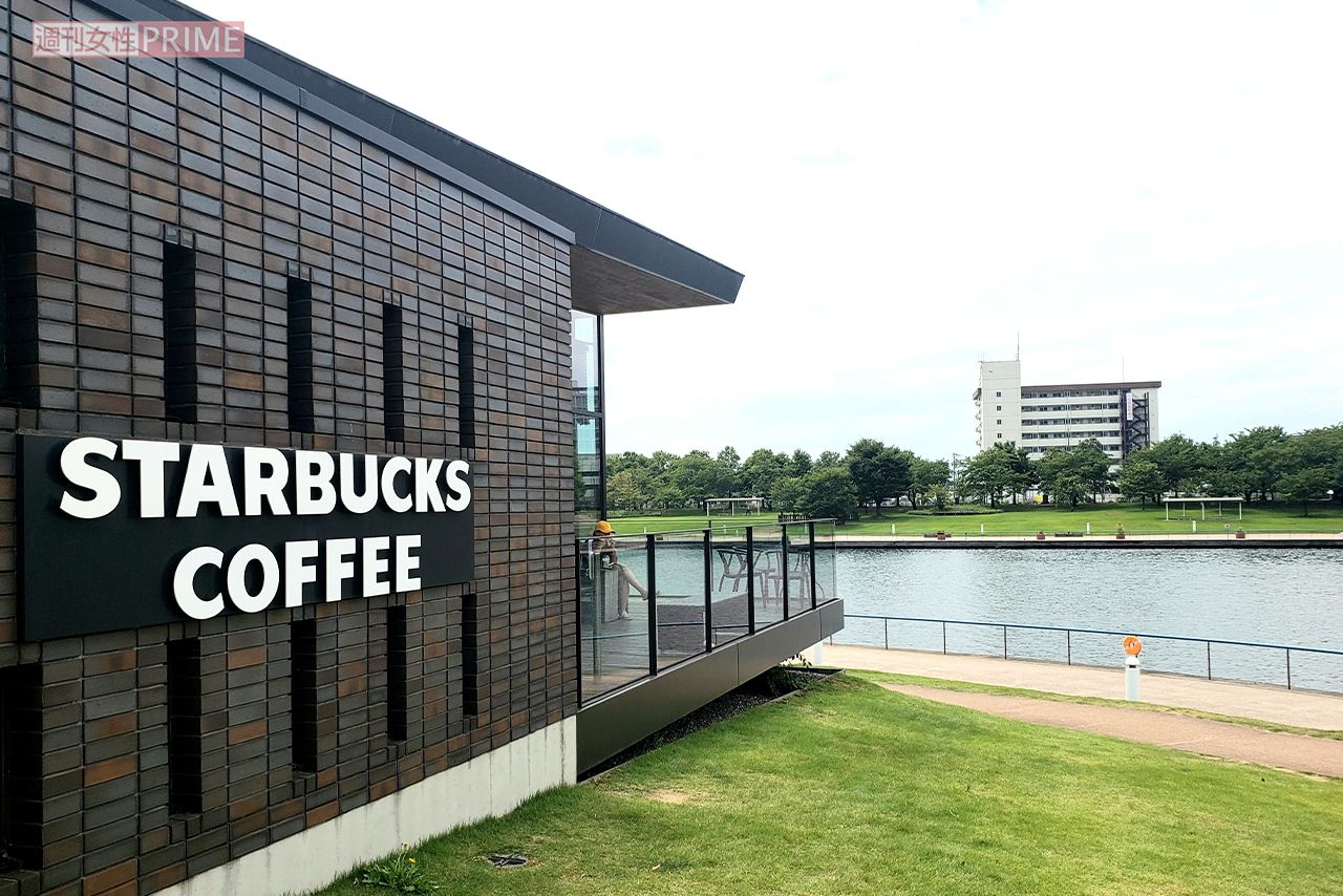 「世界一美しいスタバ」に選出されたこともあるスターバックスコーヒー富山環水公園店　撮影／編集部