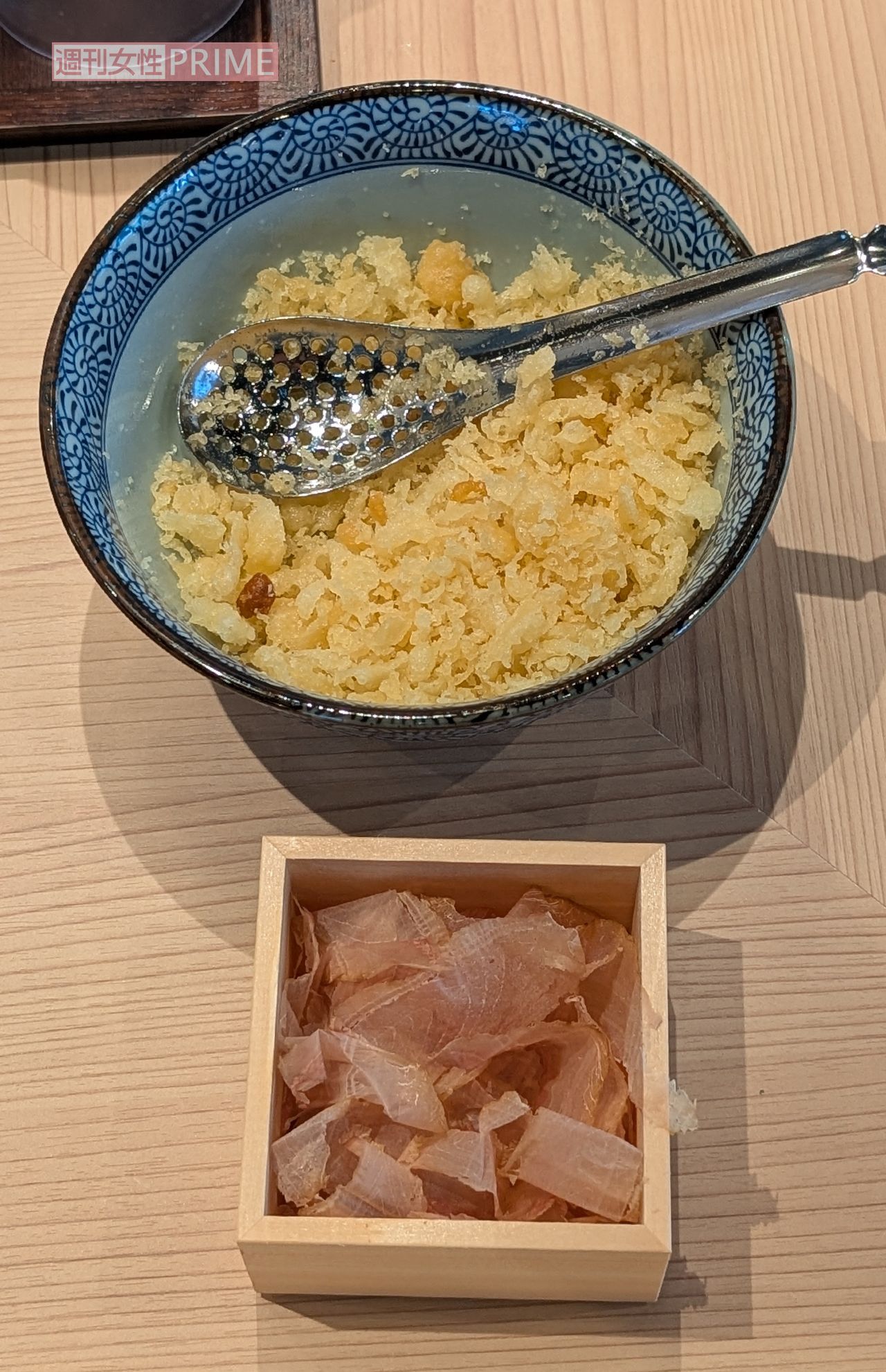 「肉讃岐 もっちりうどん源次郎」無料トッピングの天かすと鰹節　撮影／編集部