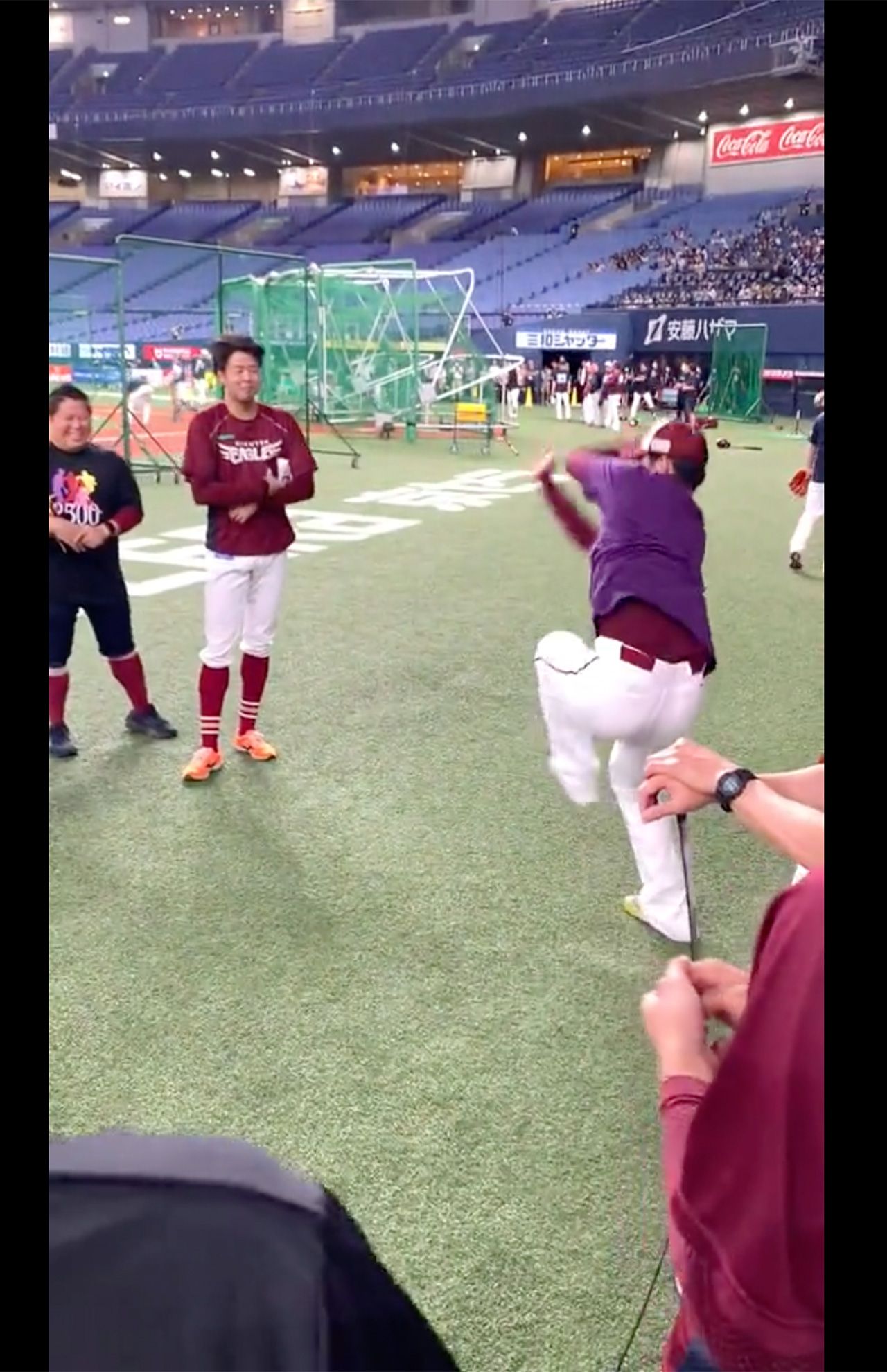 安樂智大の投球フォームを大袈裟にモノマネする内星龍（東北楽天ゴールデンイーグルス公式Xより）