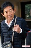 理汰郎くんの小学校受験合格について、自宅前で直撃取材に応える石田純一(2018年11月)