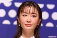 松本まりか、Instagramで胸元ざっくりノースリーブ姿を公開も「太らない体質なのかな」“細すぎスタイル”…