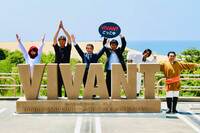 TBS日曜劇場『VIVANT』ロケ地・聖地巡礼が大反響!「乃木憂助が座ったベンチを再現」岐阜県&鳥取県を訪れ…