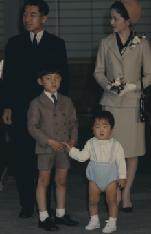 お子さまたちに見送られ、中南米訪問に出発する上皇（当時、皇太子）ご夫妻。幼い秋篠宮さまが泣き出す場面も（1967年5月9日）