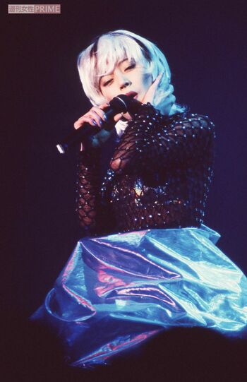 個性的な衣装でしっとりと歌い上げる歌姫・中森明菜。白髪姿もサマになる（1995年）