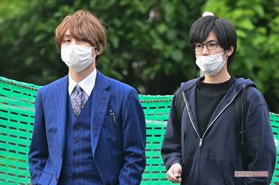 ドラマのロケに臨む伊野尾慧（左）と神宮寺勇太