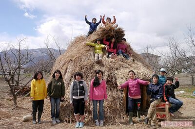 プロジェクトで作った竪穴式住居。座学では得られない技術が身につく