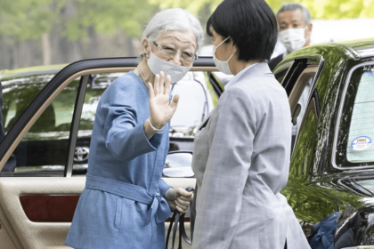 お手振りする美智子さま