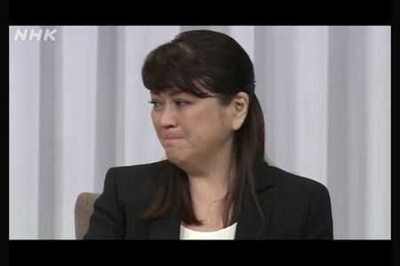会見中涙ぐみ藤島ジュリー景子氏（NHKより）
