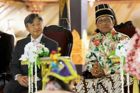 ハメンクブウォノ10世と伝統舞踊を鑑賞される天皇陛下（6月21日・ジョグジャカルタ）