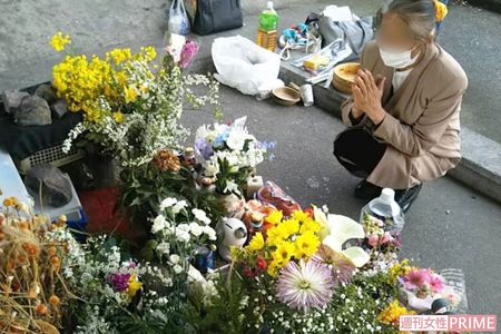 判決が出た渡邉さんの命日に、河渡橋下の献花台で祈るアイさん