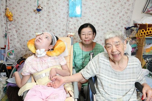 右から母マスさん、脇谷さん、かのこさん　撮影／齋藤周造