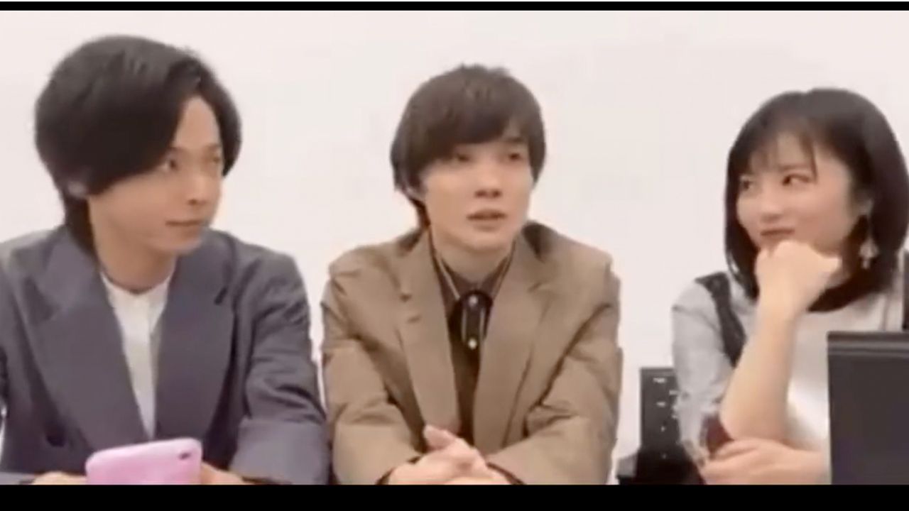 映画『屍人荘の殺人』のPR配信で見つめ合う中村倫也と浜辺美波。ふたりの不自然なアクションに双方のファンは“匂わせ”を疑って─（インスタグラムより）