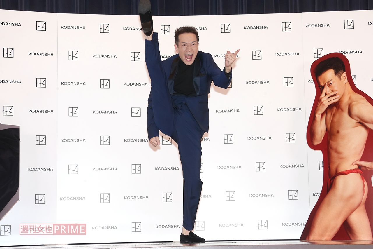 会見でハイキックをきめる田原俊彦