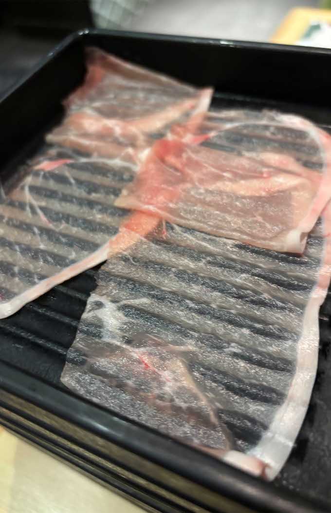 薄すぎるとして拡散され、“ステルス肉”や“スケル豚（トン）”と話題になった『しゃぶ葉』の提供メニュー（Xより）