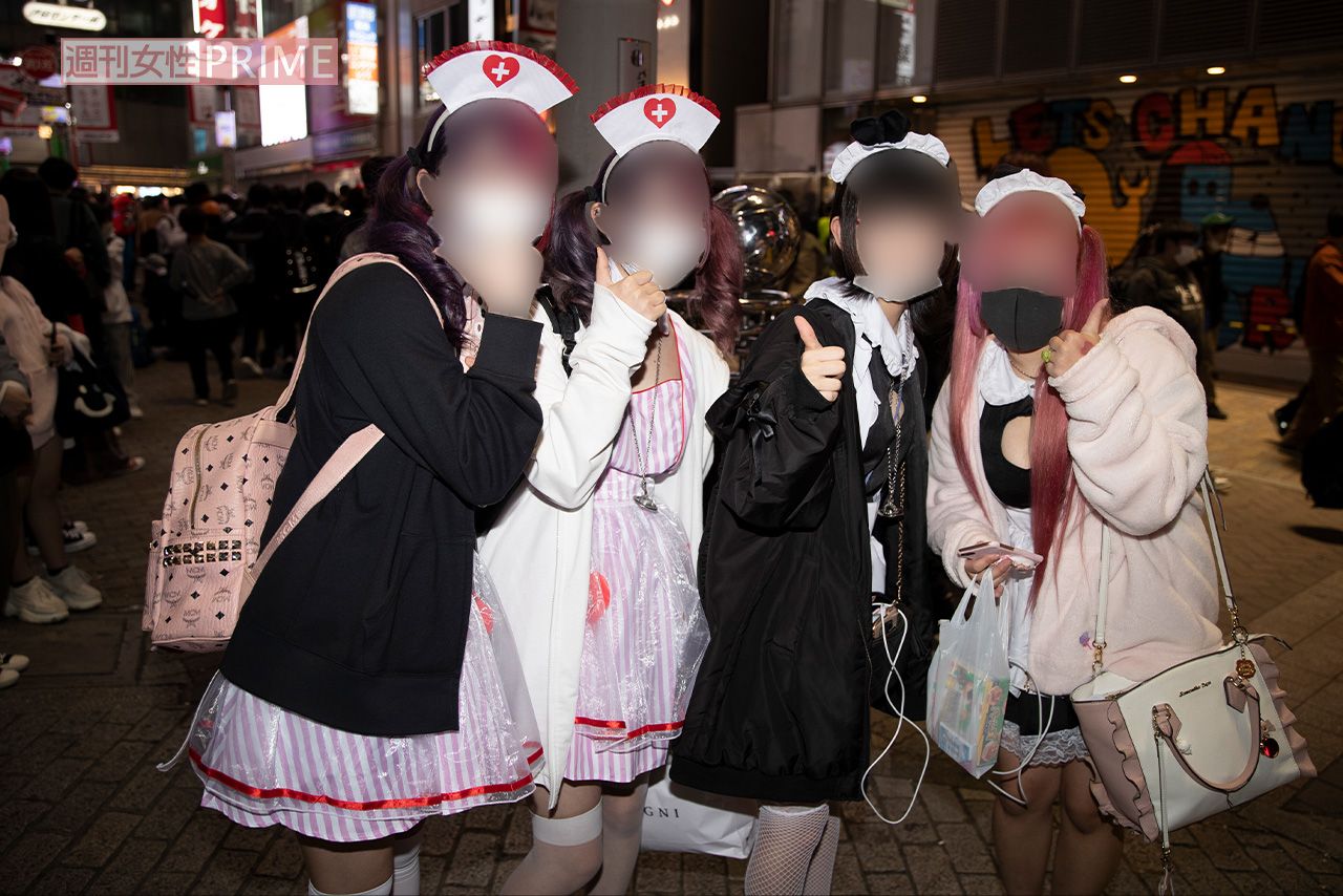 渋谷ハロウィンで仮装を楽しむ若い女性たち（2022年）
