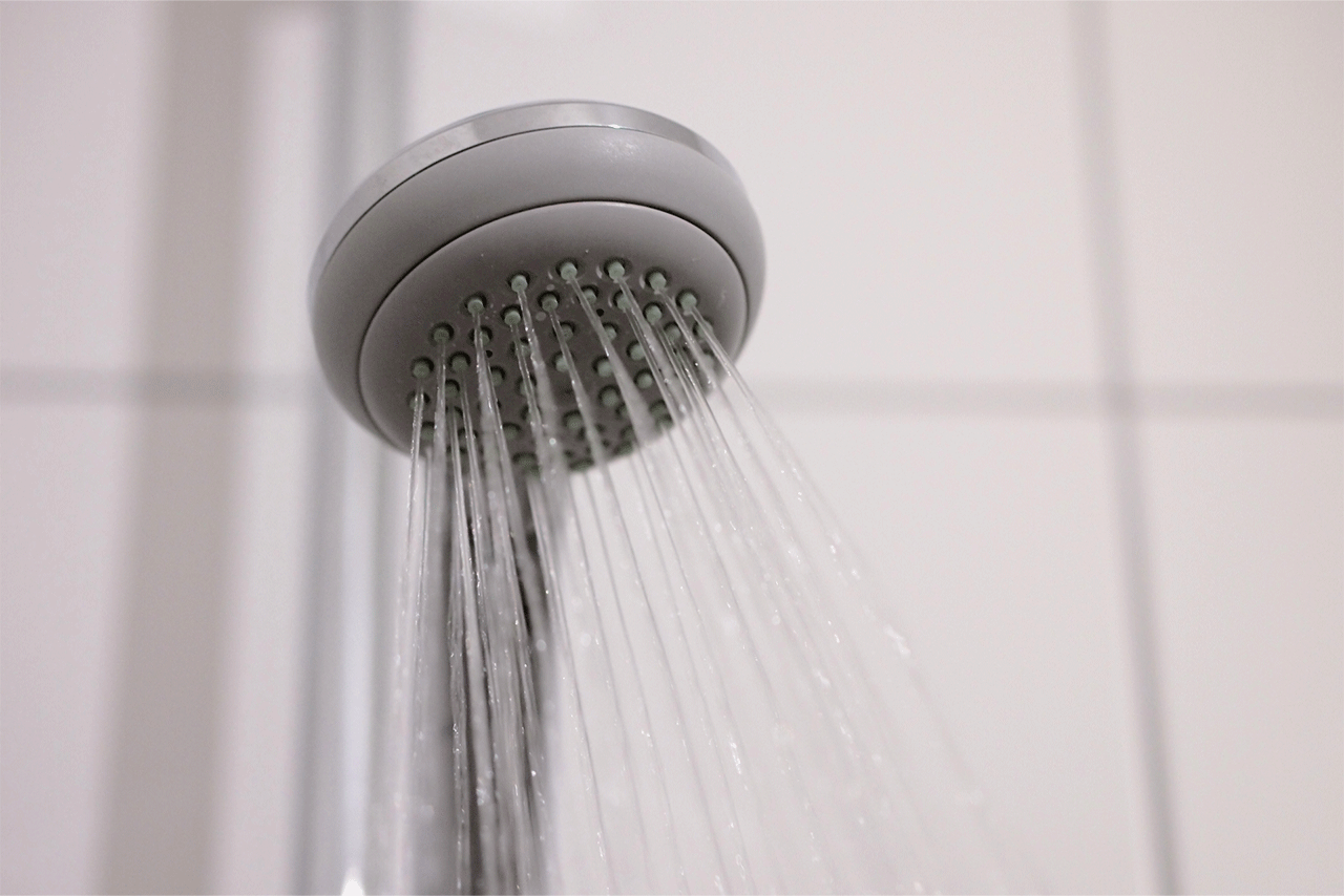 ヘッド近くに止水ボタンがあり、水を出し止めしやすい節約シャワーヘッドがおすすめ（※写真はイメージです）