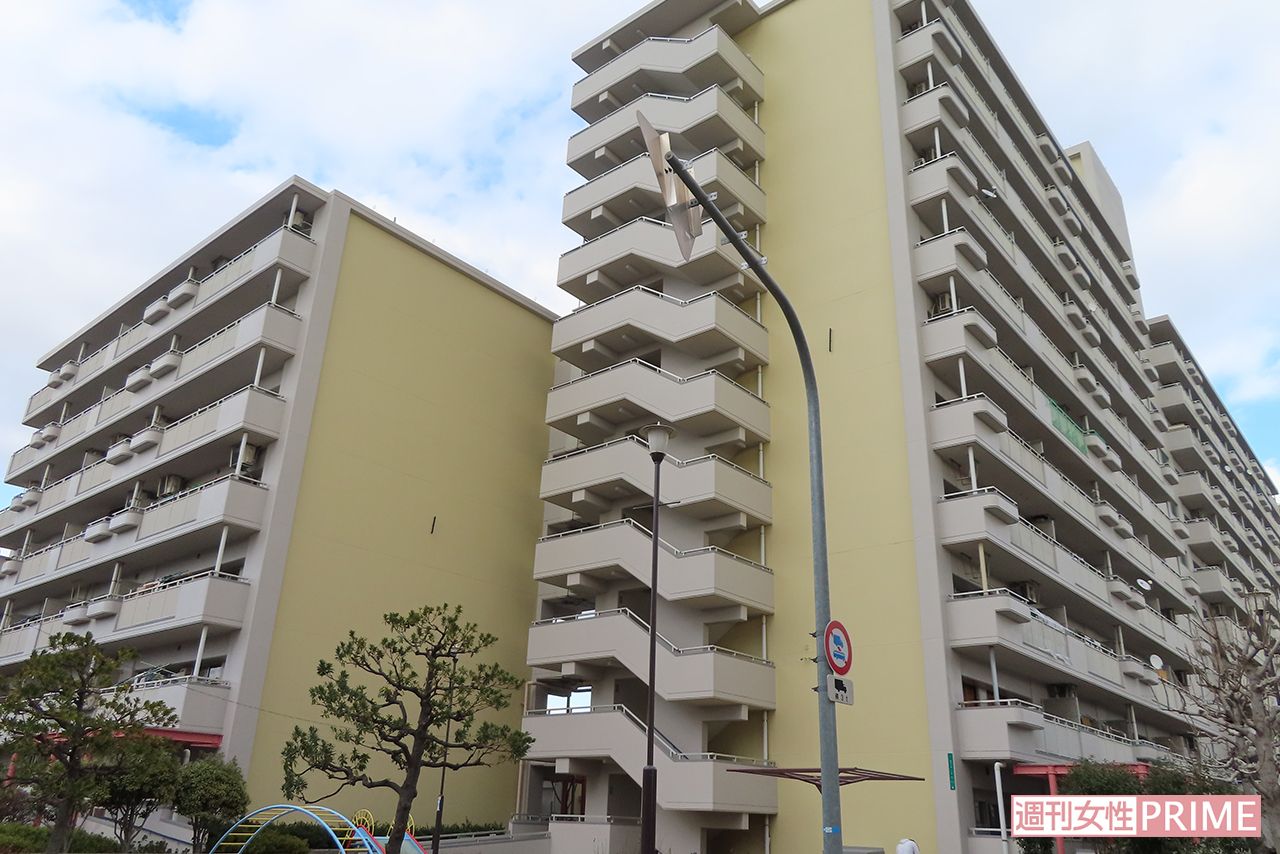 事件があった大阪市営住宅。この9階の階段踊り場から落ちたとみられる
