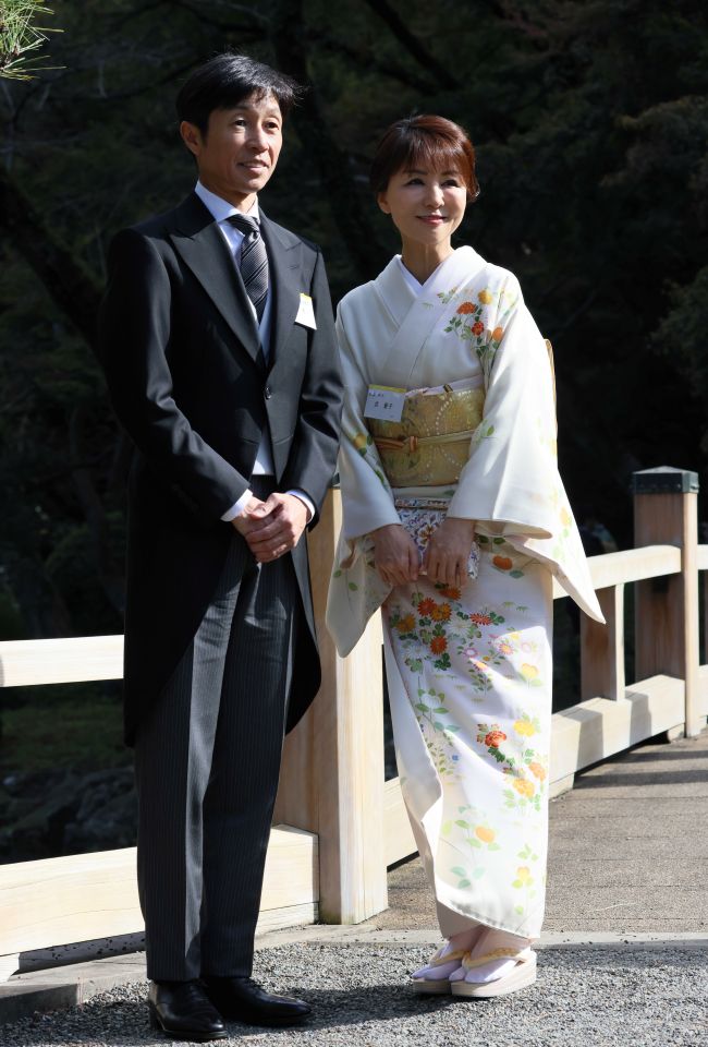 緊張した様子で園遊会に参加した武豊さんと妻の量子さん