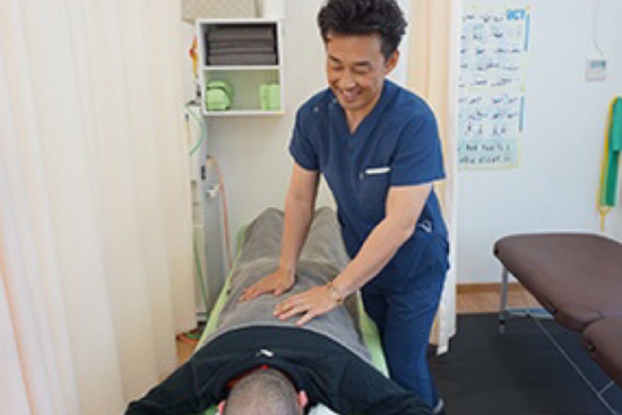 施術する及川容疑者（同院のホームページより）