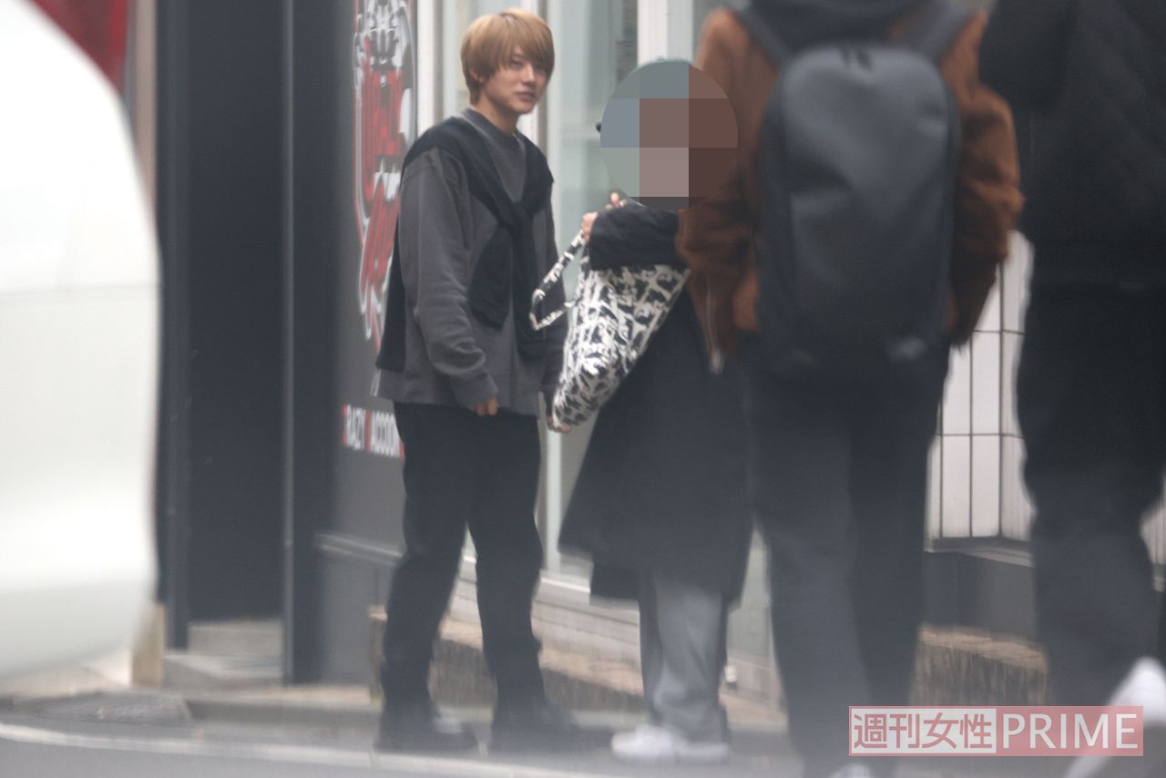 『推しの子』撮影中に休憩する櫻井海音