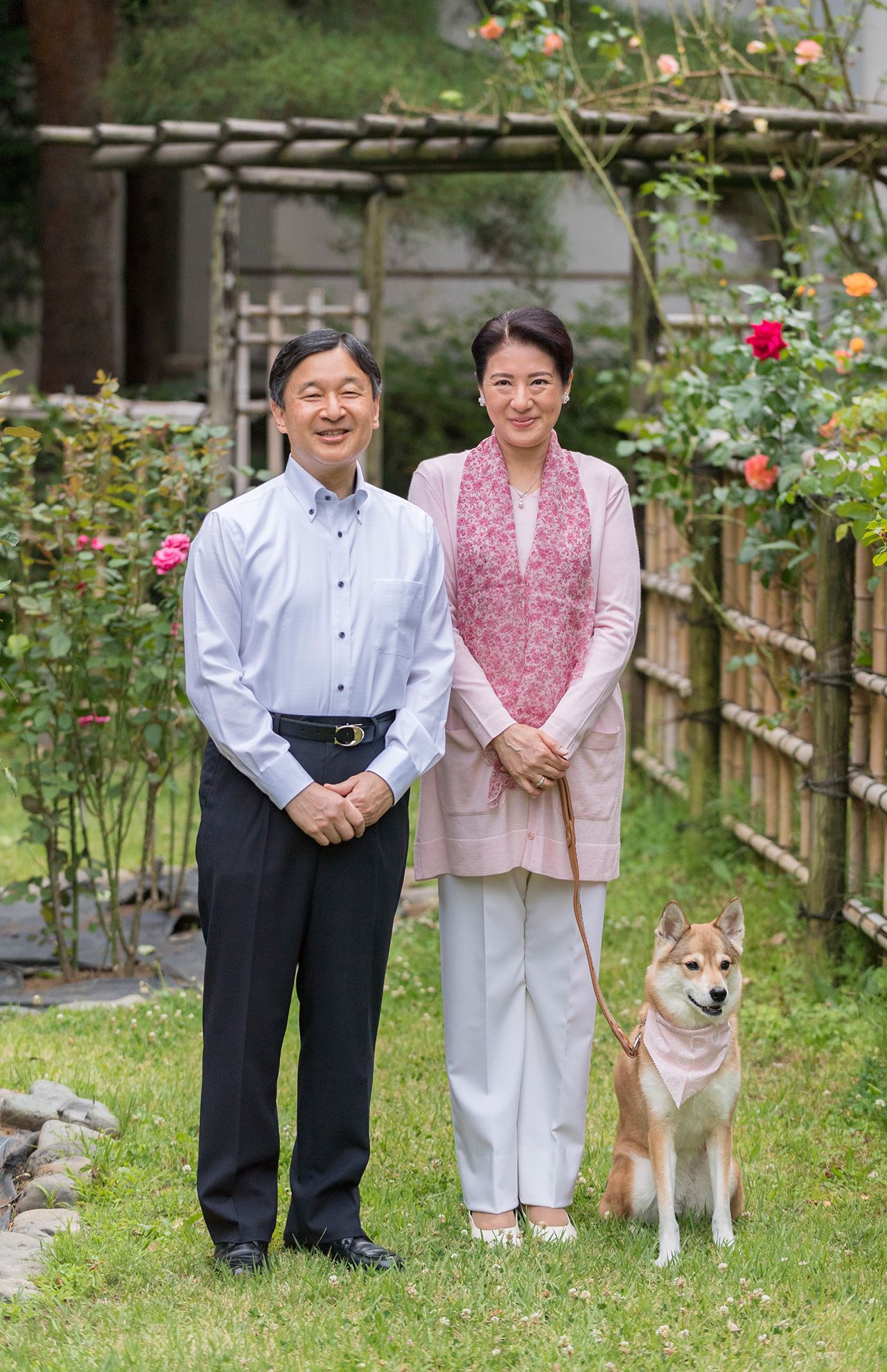 写真／宮内庁  東宮御所のバラが咲くお庭で愛犬の由莉と