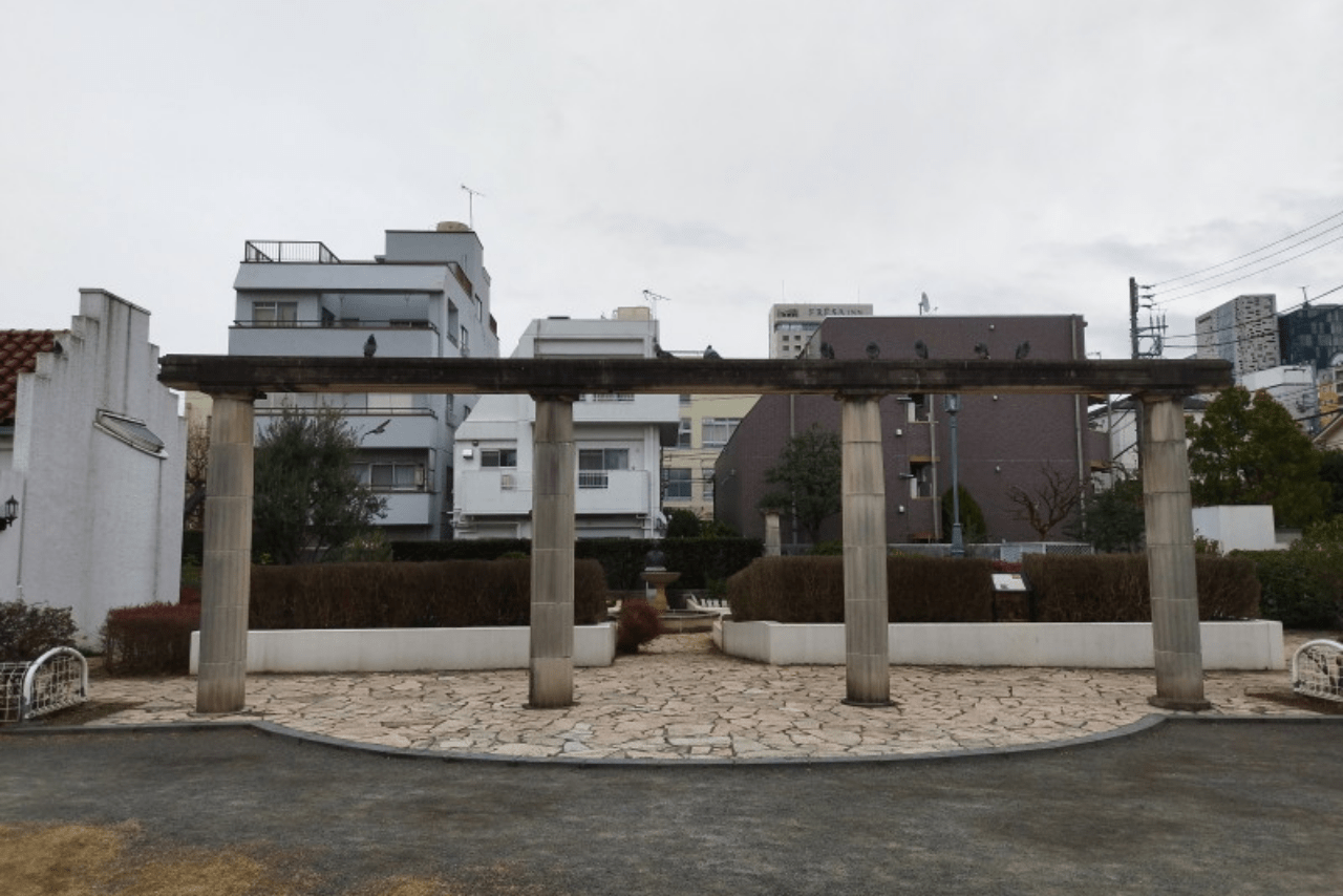 小泉八雲記念公園の円柱がある広場（写真／古沢保）