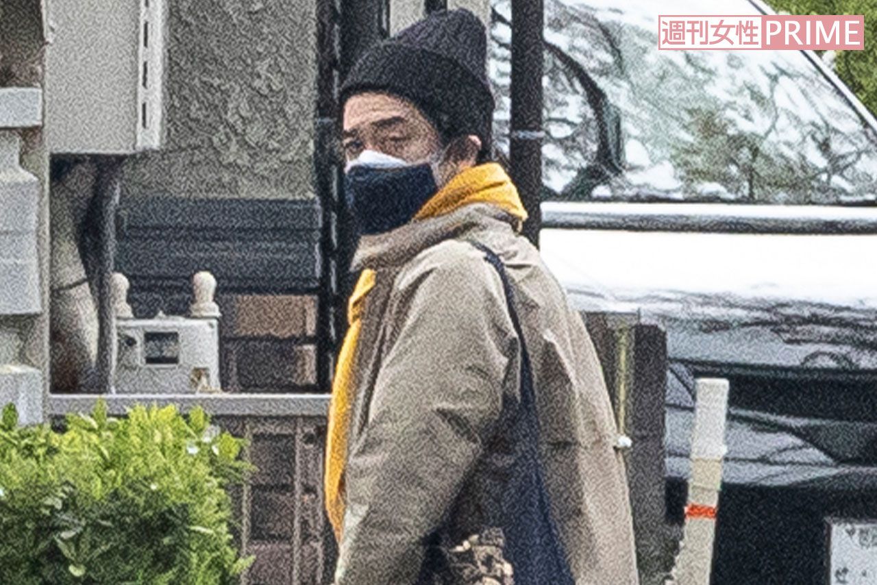 4月上旬、自宅マンションから出てきた榊英雄監督。記者の姿を見ると、急いで自転車に飛び乗り、走り去っていった