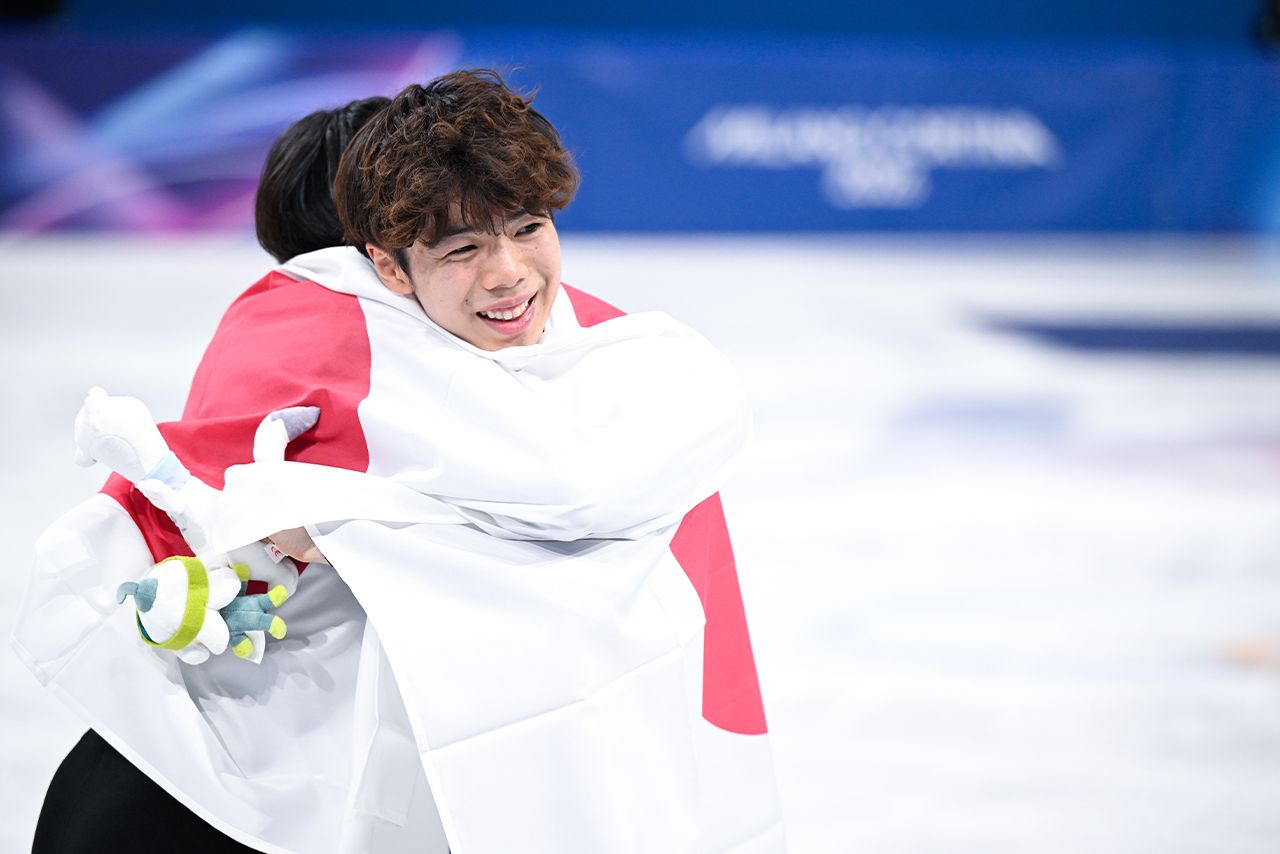 抱き合って喜ぶ鍵山優真選手と佐藤駿選手（撮影／JMPA）