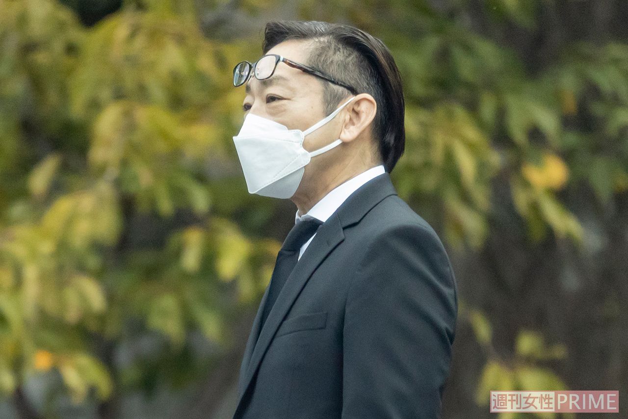 納骨前に参列者と話す香川照之