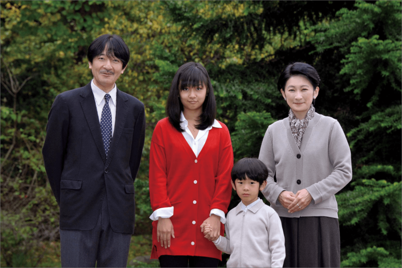 赤坂御用地で、秋篠宮さまの誕生日に。悠仁さまの手をしっかりと握る佳子さま（2012年11月）