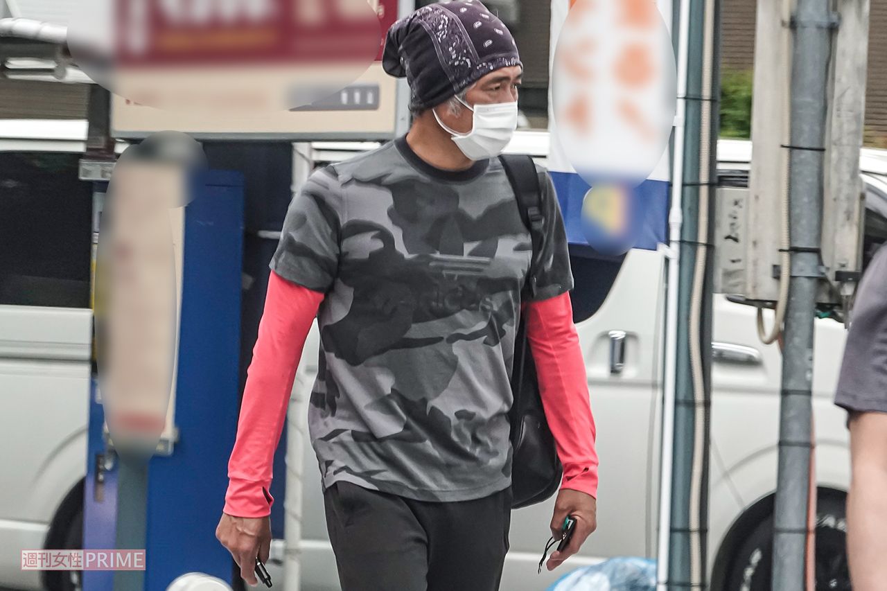 '20年5月、高級住宅街を歩く吉川晃司